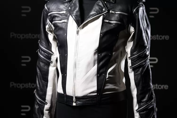 Jaket yang dikenakan Michael Jackson yang menjadi bintang iklan Pepsi pada tahun 1984 terjual Rp4,8 M dalam lelang di Prop Store, London, Inggris. (Prop Store)