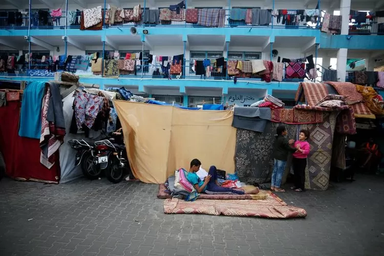 Ratusan ribu warga Palestina tinggal di penampungan sementara setelah Israel menyerang Jalur Gaza. (UNRWA)