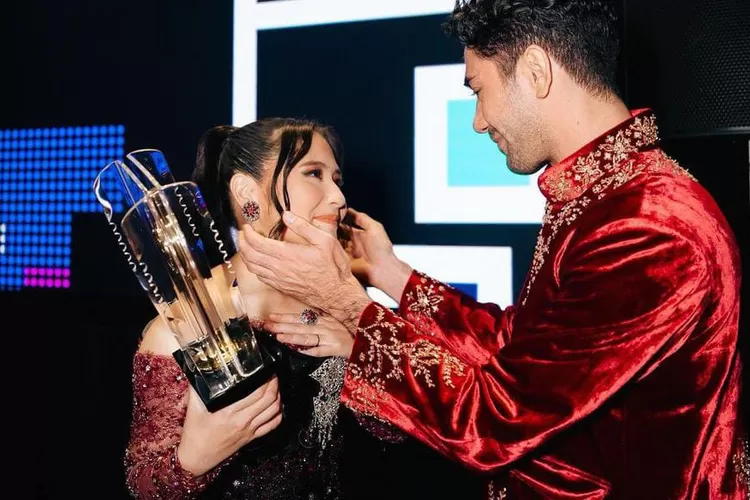 Prilly Latuconsina saat menerima Piala Citra 2023  untuk pemeran pembantu wanita terbaik dalam FFI 2023. (Prilly Latuconsina)