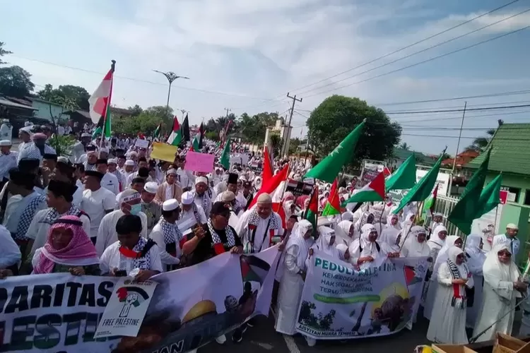 Ribuan Massa Aksi Batang Hari Peduli Palestina Laksanakan Shalat Gaib&nbsp; (Dok. Annuza)