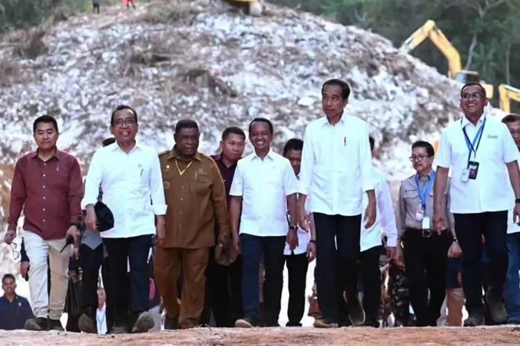 Presiden Joko Widodo Hadiri Peletakan Batu Pertama Proyek Proyek Strategis Nasional (PSN) Kawasan Industri Pupuk Fakfak (Twitter @jokowi)
