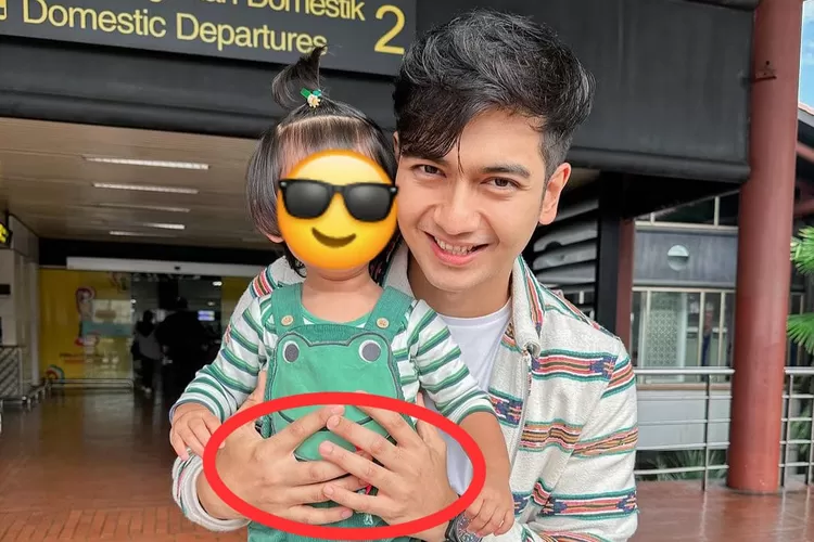 Teuku Ryan Seolah Sengaja Gendong  Moana dengan Jari Tanpa Cincin Nikah, Siap Lepas Ria Ricis? (Instagram @teukuryantr)