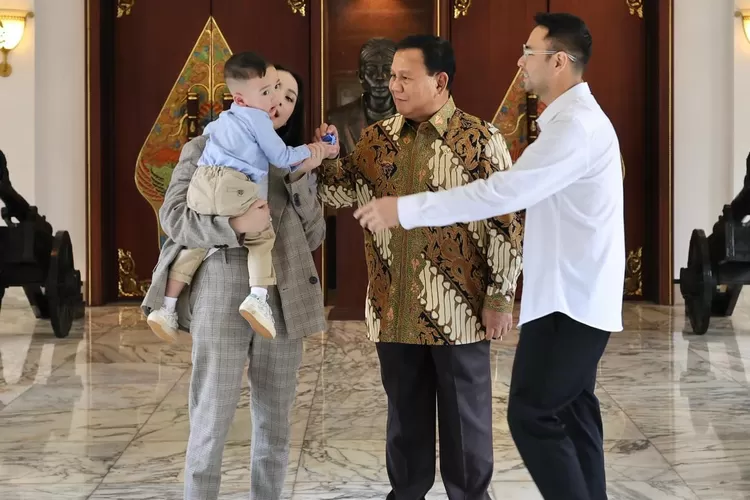 Raffi Ahmad, Nagita Slavina dan Cipung makan siang bersama Prabowo Subianto (@raffinagita1717)