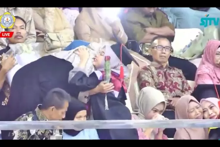 Suasana haru dan banjir air mata warna wisuda STIKes  Widya Dharma Husada Tangerang (STIKes Widya Dharma Husada Tangerang)