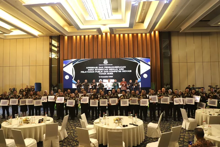 KEJATI JABAR BERHASIL MENDAPAT PENGHARGAAN UNIT PELAYANAN PUBLIK  (UPP) TERBAIK TAHUN 2023  Kajati Jabar Ade T Sutiawarman,S.H.,M.H. menghadiri Acara Apresiasi dan Penganugerahan Zona Integritas menuju Wilayah Bebas Korupsi (WBK), Pelayanan Publik dan kompetisi inovasi tahun 2023 di Hotel Grand Sher (Kejati Jabar)