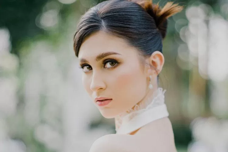 Celia Nadia (instagram @celiathoms)