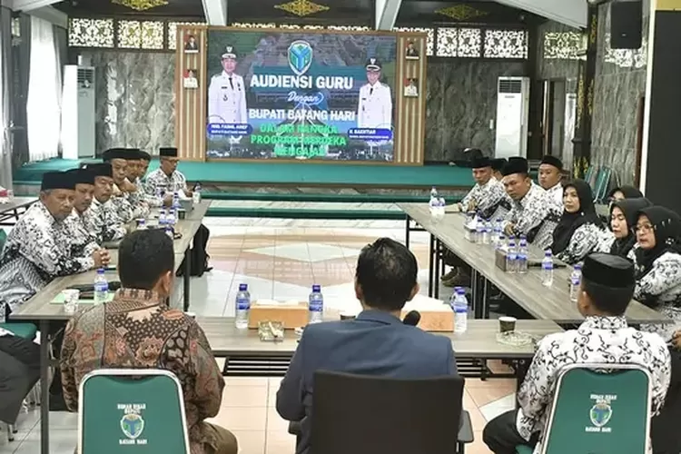 Bupati MFA Menerima Audensi Guru PC PGRI se-Kabupaten Batang Hari&nbsp; (Dok. Annuza)
