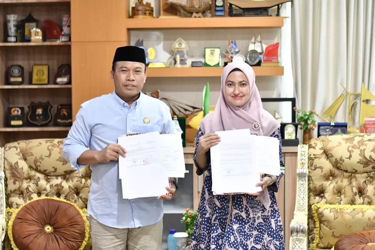 Kepala Kemenag Lutra dan Bupati Luwu Utara usai Penandatanganan Serah Terima Lokasi Pembangunan PLHUT (LHR)