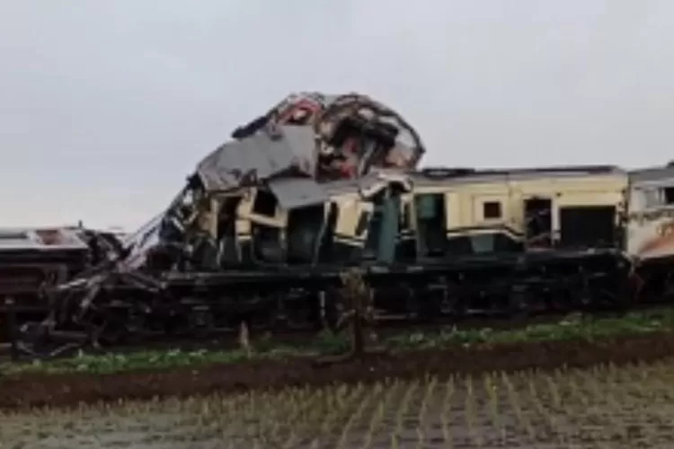 Tabrakan KA Lokal Bandung dan KA Turangga Surabaya  , Saksi: Banyak Penumpang Terlempar!  (Sumber Gambar: WA Group)