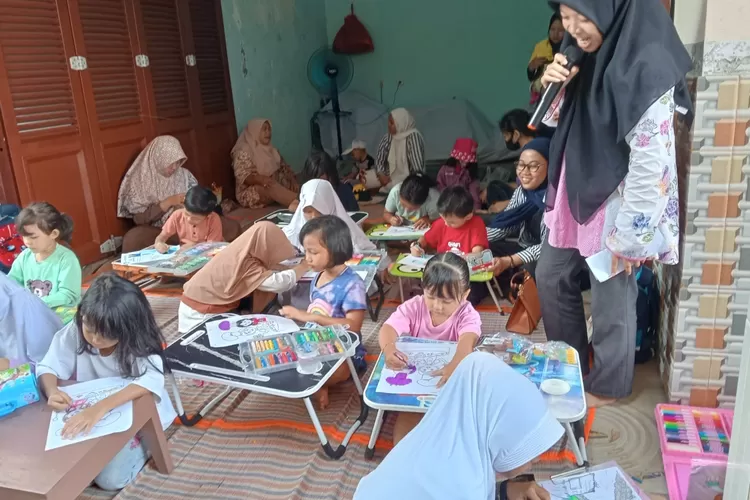 Puluhan anak TK dan SD mengikuti lomba mewarnai yang diselenggarakan bimbel Ahe unit Pamulang Timur, Minggu (7/1/2024). (Ulfa)