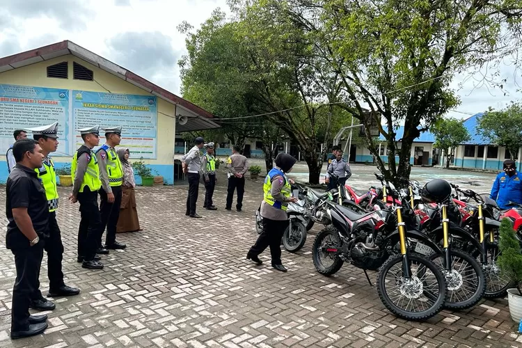Polres Nagan Raya menertibkan penggunaan knalpot brong di kalangan pelajar SMA. (Desta)