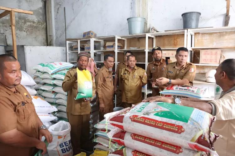 Sekda Ardimartha didampingi Ketua TPID yang juga Asisten Bidang Perekonomian dan Pembangunan Setdakab Nagan Raya, Amran Yunus SP.,MM, beserta anggota lainnya saat mengunjungi Pasar di Simpang Peut Kecamatan Kuala Kabupaten Nagan Raya Selasa 11/01/2024 (Dok. Desta)