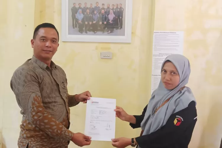 Direktur Eksekutif Yayasan Lembaga Bantuan Hukum Keadilan Aceh (YLBH-AKA) Nagan Raya Muhammad Dustur, S.H,Mkn, dan diterima langsung oleh Ketua Panwaslih Nagan Raya Syarifah Nur dan didampingi staf sekretariat Panwaslih Nagan Raya (Dok. Desta)