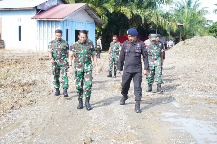 Pangdam Iskandar Muda Mayjen TNI Novi Helmy Prasetya, S.I.P., beserta Rombongan kunjungi Tempat Yang akan di buat pabrik jagung pakan ternak milik Danyon C Brimob Kompol Usman di Desa Ujung Fatihah Kecamatan Kuala Kabupaten Nagan Raya Kamis 11/01/2024 (klikanggaran)