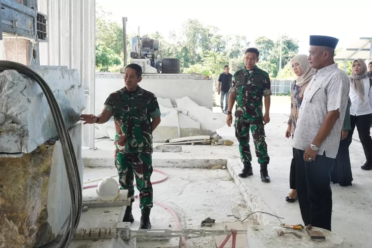 Pangdam Iskandar Muda Mayjen TNI Novi Helmy Prasetya, S.I.P., M.IP berkunjung ke pabrik pengolahan giok di Kabupaten Nagan Raya, Kamis (11/01/2024) (klikanggaran)