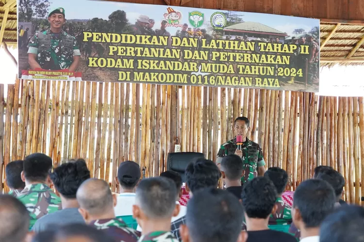 Panglima Kodam Iskandar Muda Mayjen TNI Novi Helmy Prasetya, S.I.P., M.IP saat memberikan arahan kepada 95 peserta Diklat pertanian dan pertenakan di balai Diklat Kodim 0116/Nagan Raya Jalan Perkantoran Suka Makmue Kamis 11/01/2024 (klikanggaran)
