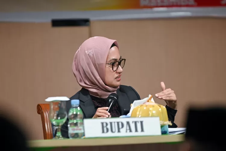 Bupati Indah Putri Indriani saat memberikan sambutan pada Forum Konsultasi Publik RPJPD 2025-2045, Selasa (16/1/2024), di Aula Bapperida. (Istimewa)