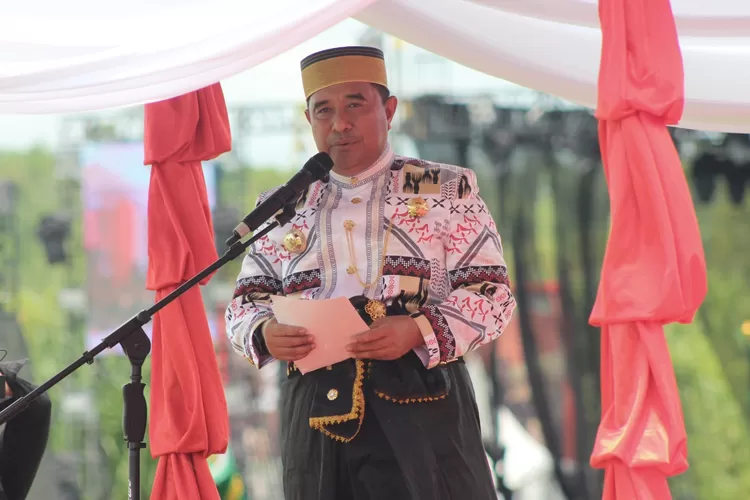 Pj. Gubernur Sulsel, Bachtiar Bacharuddin, saat memberikan sambutan dalam acara Peringatan HJL-HPRL, Selasa (23/1/2024), di Lapangan Andi Hasan Opu To Hatta, Malili. (LHr) (klikanggaran)