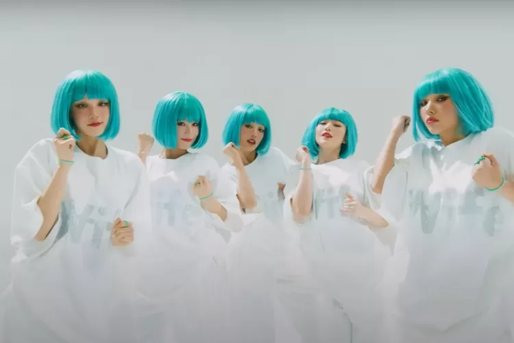 (G)I-DLE) - 'Wife' Official Music Video (Tangkapan Layar)