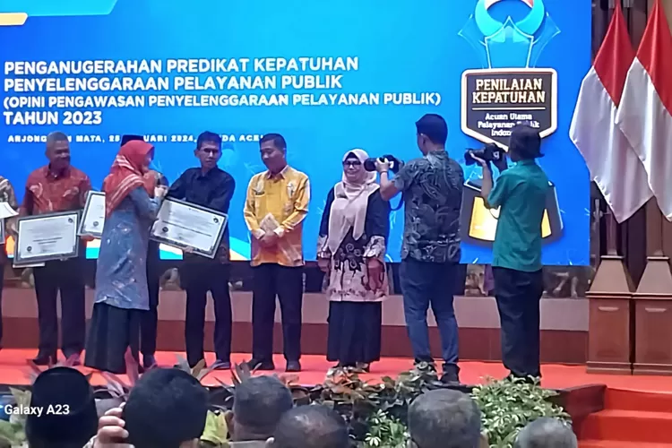 Pj. Bupati Nagan Raya melalui Asisten Administrasi Umum Sekda, Bambang Surya Bakti saat menerima penghargaan dari Ombudsman RI Perwakilan Aceh (Desta)
