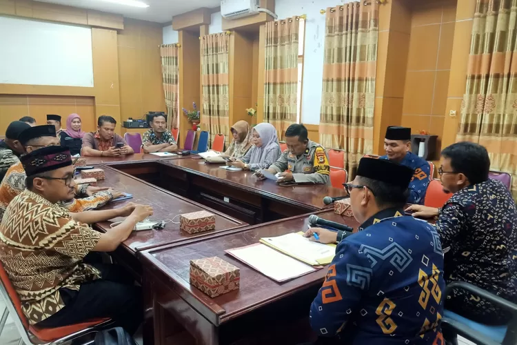 Pj. Sekda Luwu Utara, Baharuddin Nurdin, saat memimpin Rapat Persiapan Pelaksanaan MTQ XIII, Kamis (25/1/2024), di Ruang Rapat Sekda. (LHR)
