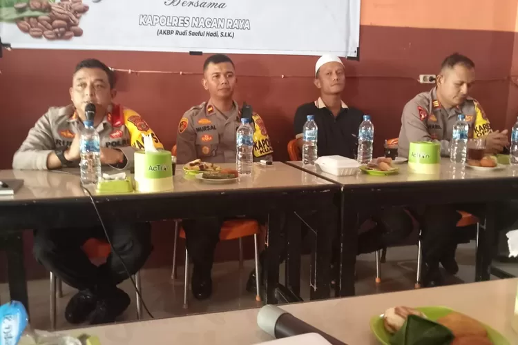 Sekretaris DPD Asosiasi Pemerintah Desa Seluruh Indonesia (APDESI) Provinsi Aceh Juanhar saat menghadiri Jum'at Curhat yang di adakan Polsek jajaran Polres Nagan Raya (klikanggaran)