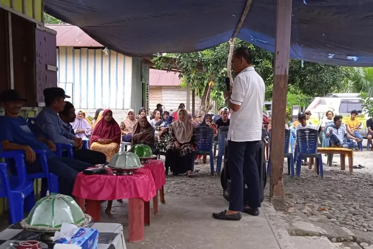 Arifin Djunaidi saat memberikan sambutan politik di hadapan warga desa Kaluku, Sukamaju, belum lama ini. (ft. istimewa)