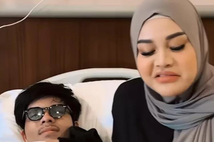 Atta Halilintar dan Aurel Hermansyah sedang di rumah sakit (@aurelie.hermansyah)
