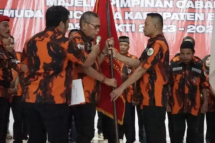 Saat penyerahan bendera pusaka dari Ketua MPW PP Adri kepada Ketua MPC PP Kabupaten Batang Hari Sapuan Ansori (klikanggaran)
