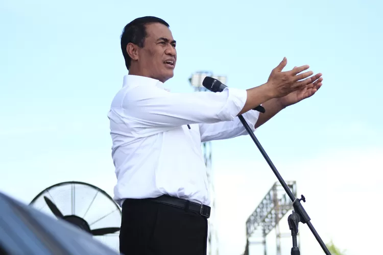 Mentan Amran Sulaiman saat memberikan sambutan di hadapan puluhan ribu petani pada Bimtek Temu Pekebun, Sabtu (3/2/2024), di Lapangan Pancasila, Kota Palopo (LHr)