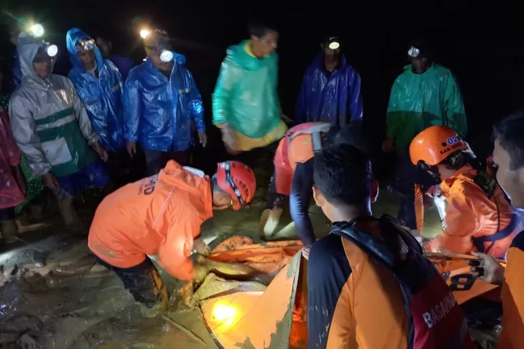 Tim SAR temukan korban dalam kondisi meninggal dunia di Sungai Cikura Brebes  (Foto Dok. Basarnas Cilacap)