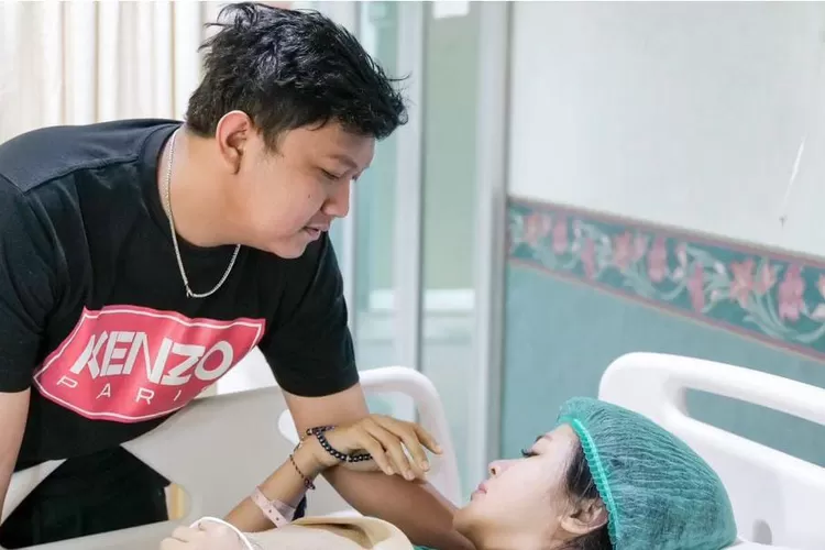 Bella Bonita saat melahirkan ditemani Cak Nan (Instagram denny_caknan)