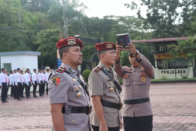 Kasat Reskrim IPTU Vitra Rahmadani, S.AB., S.H., M.Si dan Kasat Res Narkoba IPTU Very Syaputra, S.H.,M.H,. Saat pengambilan sumpah jabatan yang pimpin Kapolres Nagan Raya AKBP Rudi Saeful Hadi, S.I.K. di Lapangan Utama Polres Nagan Raya Selasa 06/02/2024. (klikanggaran)