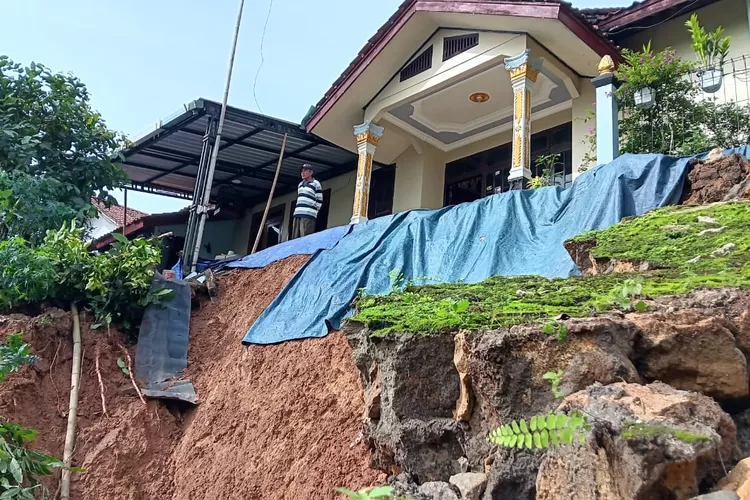 Longsor di Banyumas, Rabu (07/02/24), akibatkan rumah dan jalan rusak parah (Nanang AN)