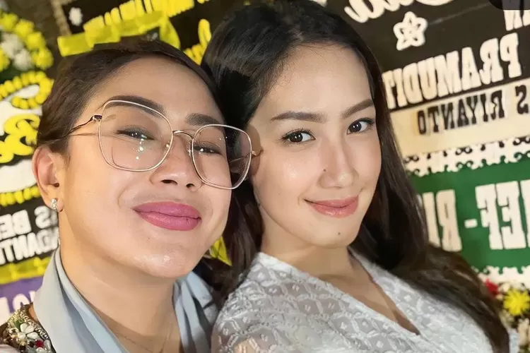 Tamara Tyasmara dan temannya di instagram (Instagram @lambe_danu)