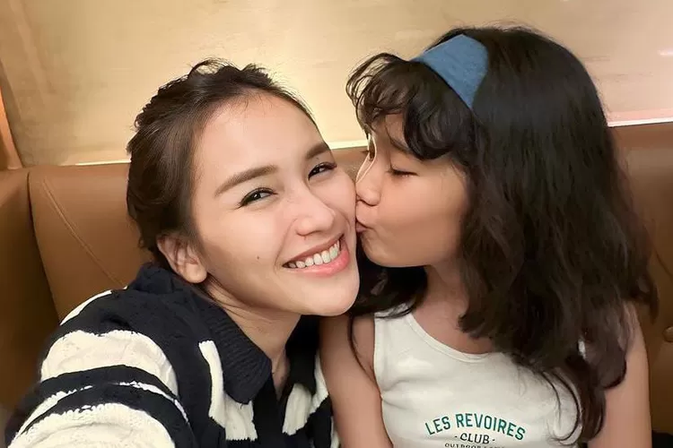 Ayu Ting Ting dan anak semata wayangnya, Bilqis (instagram @ayutingting92)