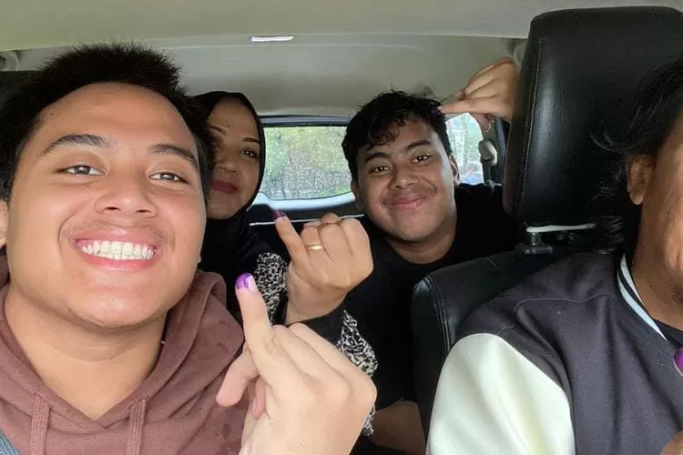 Komeng dan keluarga seusai mencoblos (Instagram @komeng.original)