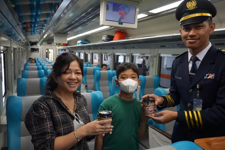 KAI Daop 5 Purwokerto Berikan Ratusan Coklat Untuk Para Pelanggan Kereta 