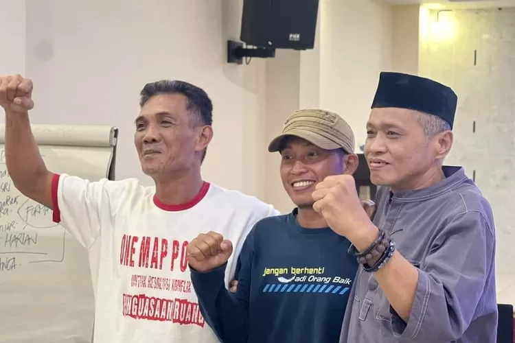 Hamsaluddin (tengah) saat berpose dengan Direktur Perkumpulan Wallacea sebelumnya, Basri Andang, usai dipilih sebagai Direktur baru Wallacea dalam RUA di Hotel Harapan, Kota Palopo (ft. Istimewa)