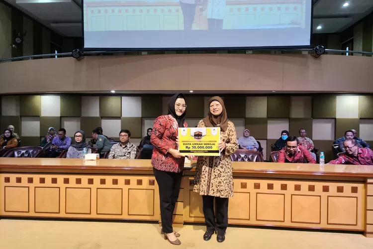 Penyerahan Hadiah Umroh oleh Pembina Yayasan Sasmita Jaya (Ulfah Julianti)