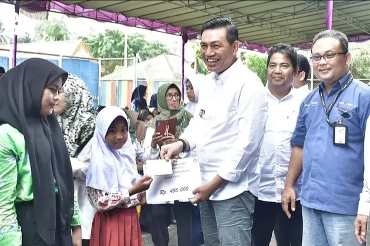 Kabupaten Batang Hari pada Rabu (21/02/2024) Bupati Batang Hari Muhammad Fadhil Arief (MFA) menyerahkan secara simbolis sertifikat Pendaftaran Tanah Sistematis Lengkap (PTSL), sertifikat wakaf dan penyerahan Beasiswa Batang Hari Tangguh Tahun 2023. (klikanggaran)
