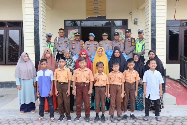 Polres Nagan Raya Ulurkan Bantuan Untuk Masyarakat dan Anak Yatim di Jumat Berkah (Klikanggaran)