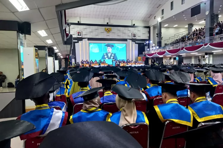 Suasana wisuda di UMP Purwokerto, pada Sabtu (24/02) (foto:Klikanggaran)