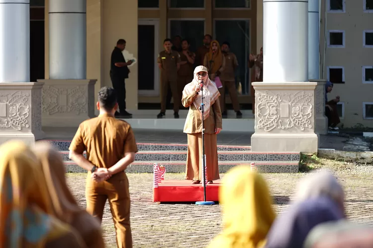 Kepala Dinas Kesehatan Nagan Raya Siti Zaidar S. ST., M.K.M saat pimpin Apel Gabungan di  halaman Kantor Bupati, kompleks Perkantoran Suka Makmue (foto: Klikanggaran)