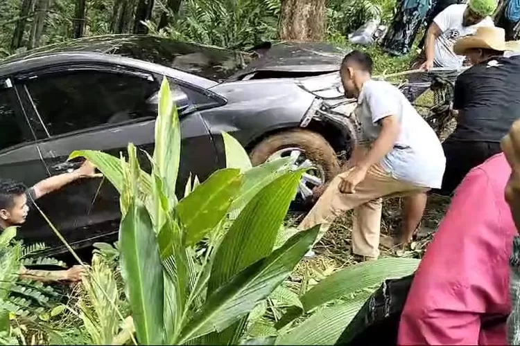 Evakuasi mobil terjun ke jurang di Gumelar Kabupaten Banyumas Jawa Tengah, Senin (26/02/24). (foto:Klikanggaran)