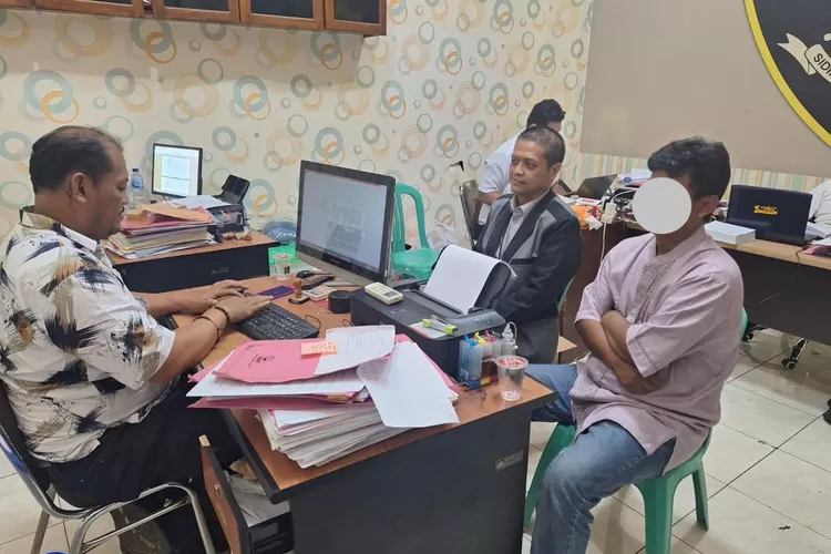 Pelaku pencabulan saat diperiksa di Mapolresta Banyumas (Istimewa)