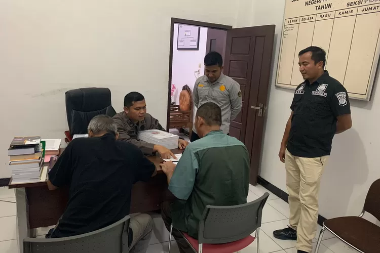 Polres Nagan Raya menyerahan Kedua tersangka dan berkas perkara ke Jaksa (Klikanggaran)