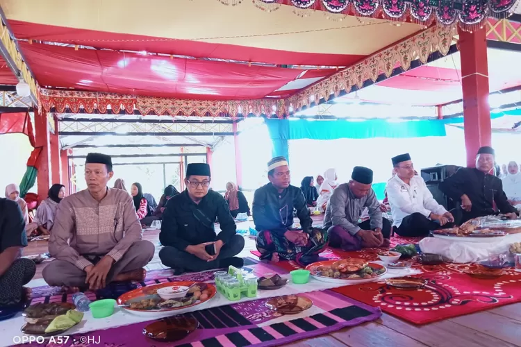 Unit Pelaksana Teknis (UPT) Pengelola Objek Wisata (UPT Pariwisata) Dinas Pemuda, Olahraga dan Pariwisata (Disporapar) Kabupaten Luwu Utara menghadiri acara puncak Ritual Adat Tahunan &ldquo;Maggawe Samampa&rdquo; yang dilaksanakan Lembaga Adat Andi Pattiware&rsquo; Desa Pattimang Kecamatan Malangke, Rabu (28/2/2024) (Harma)