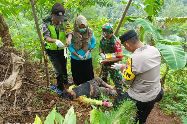 Tim medis Puskesmas dan Polsek Kedungbanteng,Banyumas,memeriksa korban Sopini (53) yang tertimpa batu saat mencari rumput. (Dok. Istimewa)