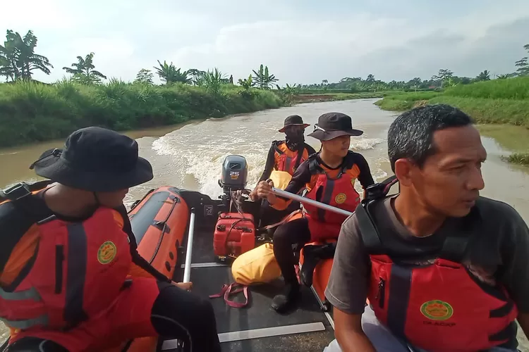 Tim SAR kembali melakukan pencarian terhadap seorang kakek yang terseret arus sungai Sidareja, Cilacap (Foto: Istimewa)